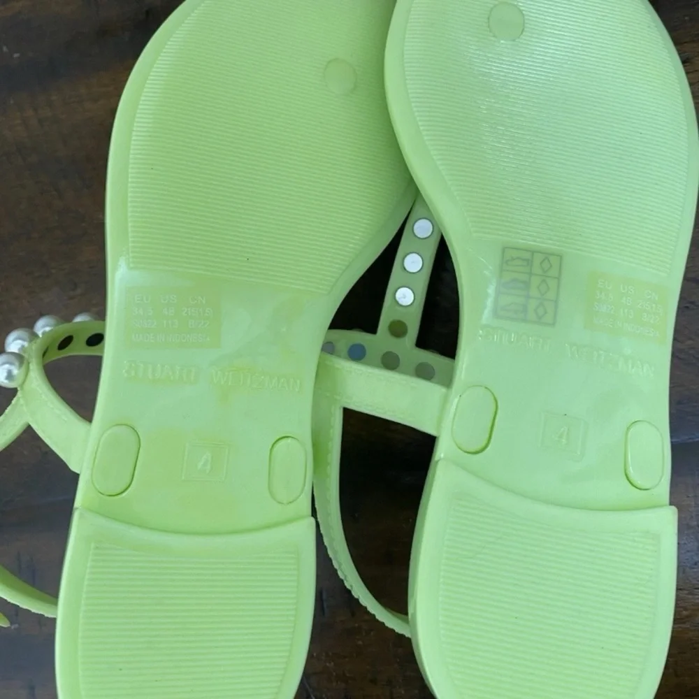 STUART WEITZMAN, NEW WITH DEFECT -PEARLY STUD GREEN JELLY SANDALS  Youth 4